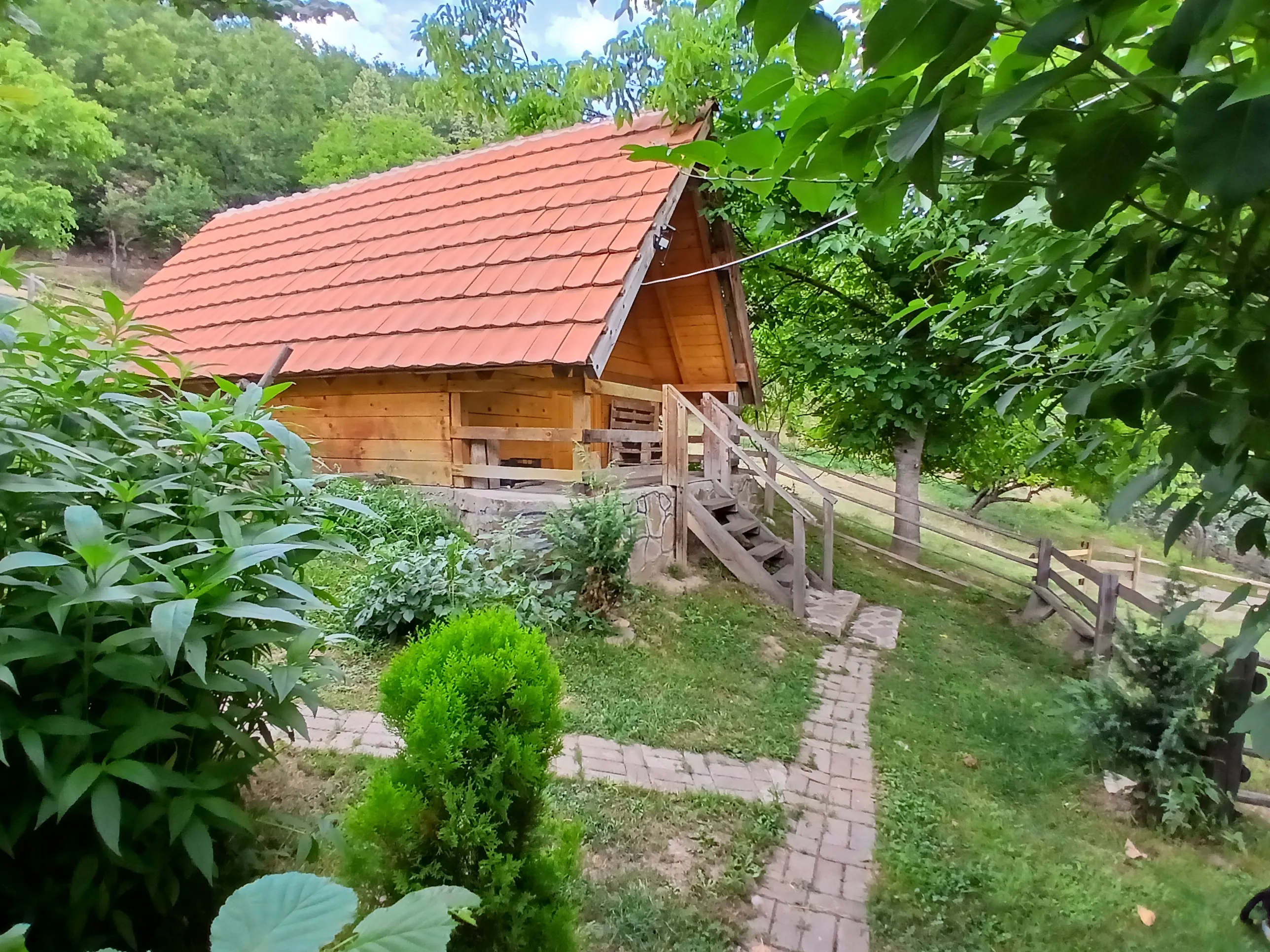 Drvena brvnara Etno sela Janković okružena zelenilom
